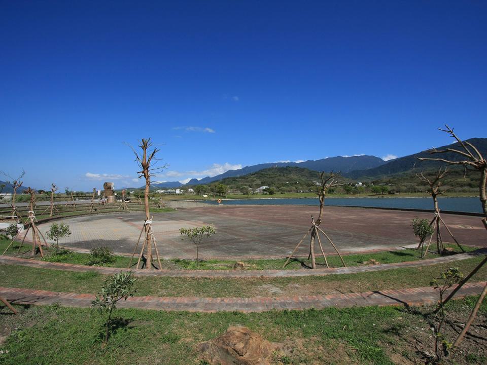 大坡池：開闊的湖面與遠山
