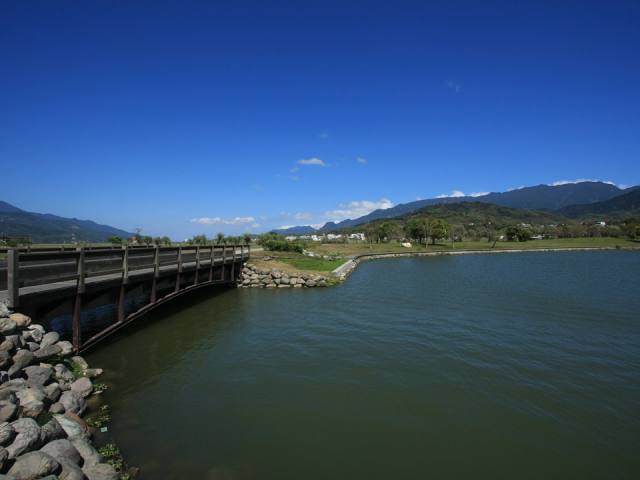 大坡池：湖邊木橋
