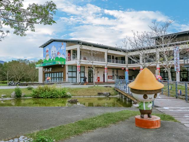 台東客家文化園區：建築與水池