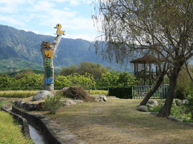 伯朗大道：田邊的水圳與彩繪立柱